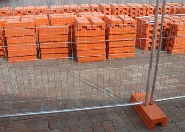 Il metro di recinzione temporaneo d'acciaio 2.4x2.1 con calcestruzzo ha riempito i piedi di plastica